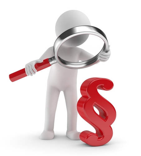 Weiße Figur schaut mit Lupe auf Paragraphenzeichen.