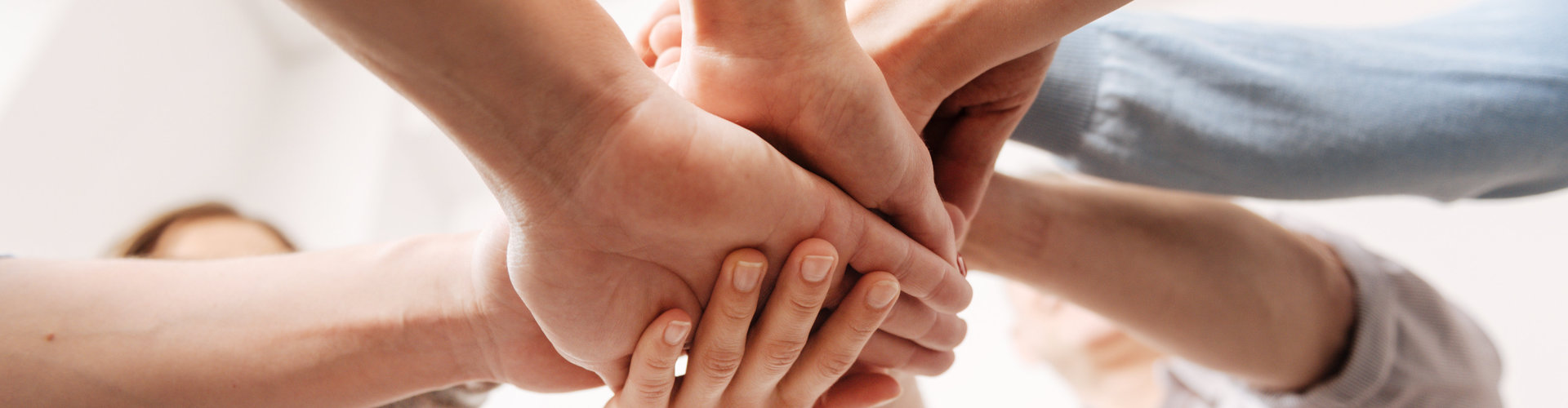 Eine Gruppe von Personen, die ihre Hände zusammenhält