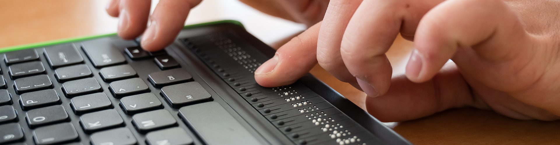 Person tippt auf Tastatur Person tippt auf Tastatur